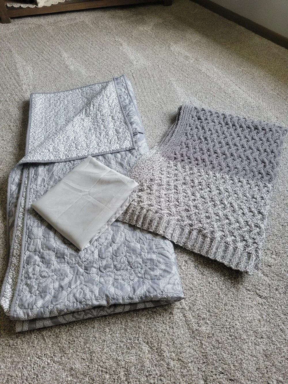 F/Q Gray Quilted Bedspread and Knit Throw Set - Neutral Home Bedding